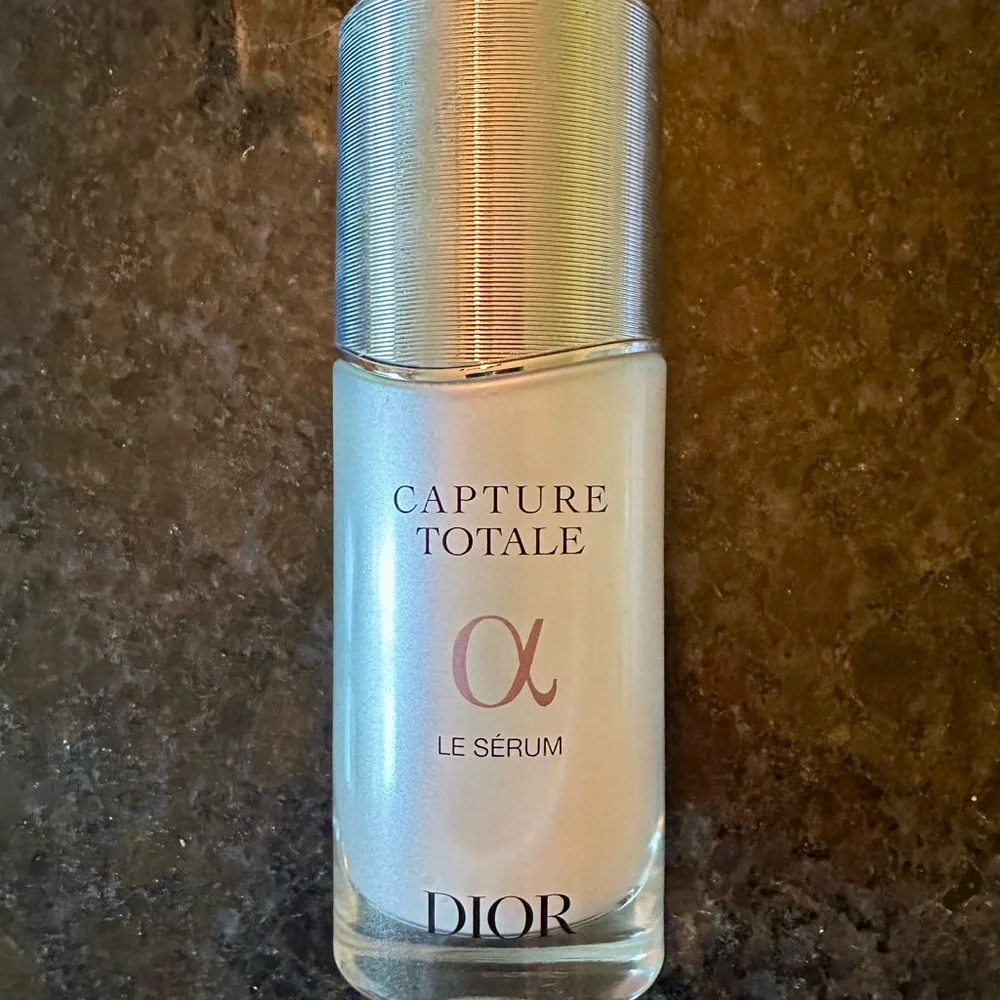 Dior Capture Totale Le Serum - NEW 1.7fl oz - Picture 2 of 3